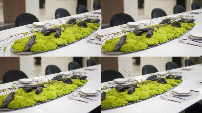 餐桌上绿色的装饰物和精美的餐具