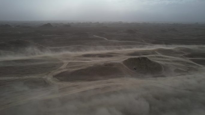 青海柴达木盆地雅丹地貌大风沙