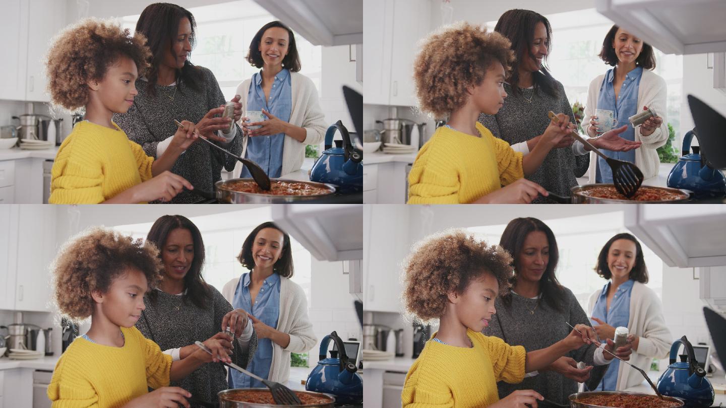 黑人女孩与母亲在厨房做饭