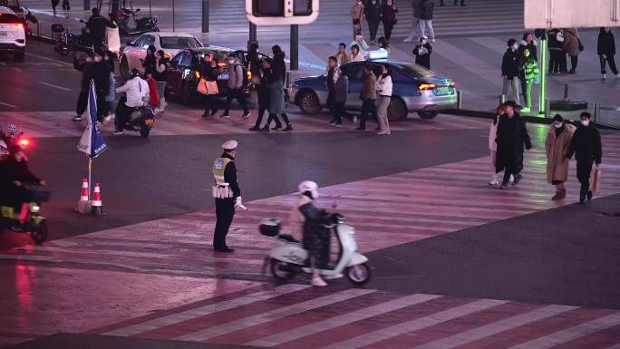 4K长沙黄兴路步行街路口执勤的交警空镜