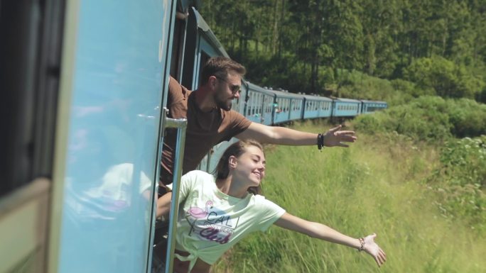 坐火车旅行的年轻夫妇
