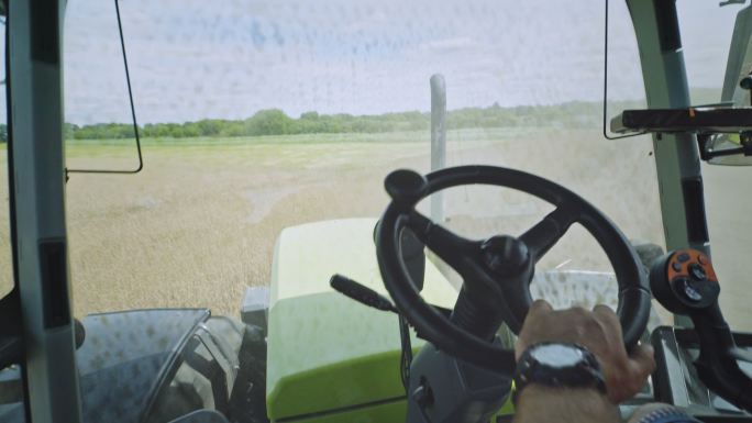 农用拖拉机驾驶员第一视角司机乡村振兴
