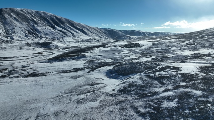 航拍四川理塘高原冬季雪山风光