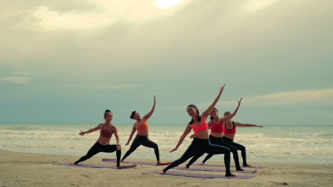 专业团体女性瑜伽户外瑜伽练习海边健身健身