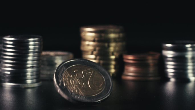旋转的货币欧元硬币