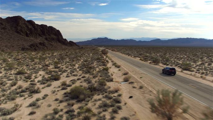 黑色SUV汽车在穿过沙漠