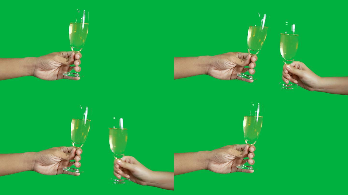 在绿色背景上，两个人用香槟碰杯