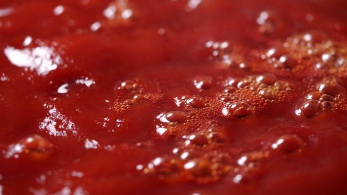 在锅中用煮番茄酱的特写镜头