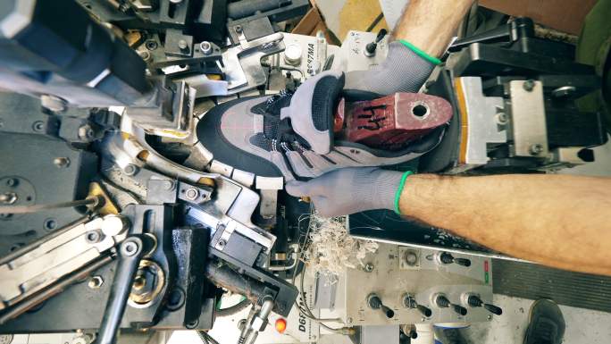 制鞋工人在工厂使用制鞋机
