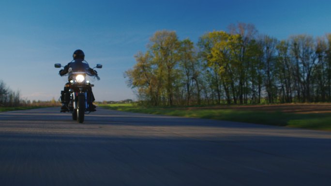 公路上的摩托车手速度激情骑手骑车安全帽