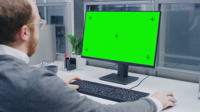 商人在绿色模拟屏幕桌面电脑上工作