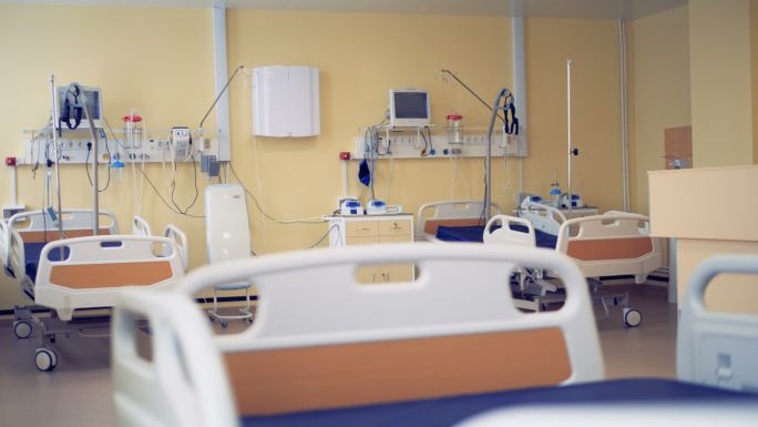 一间现代化的医院房间里展示了三轮床