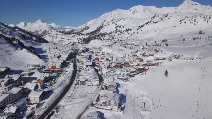 奥地利萨尔茨堡滑雪村鸟瞰图。