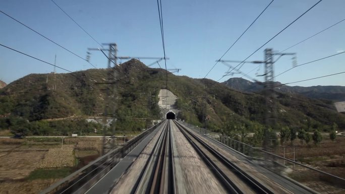 火车隧道行驶的火车航拍4K货运机车