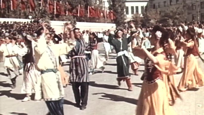 五十年代蒙族、维族、朝鲜族同胞翩翩起舞