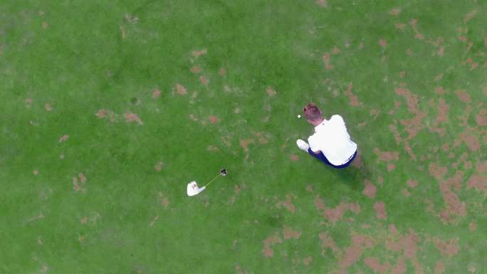球滚过高尔夫球洞的俯视图。