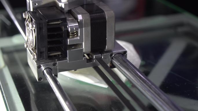 3D打印机打印出样本模型原型。