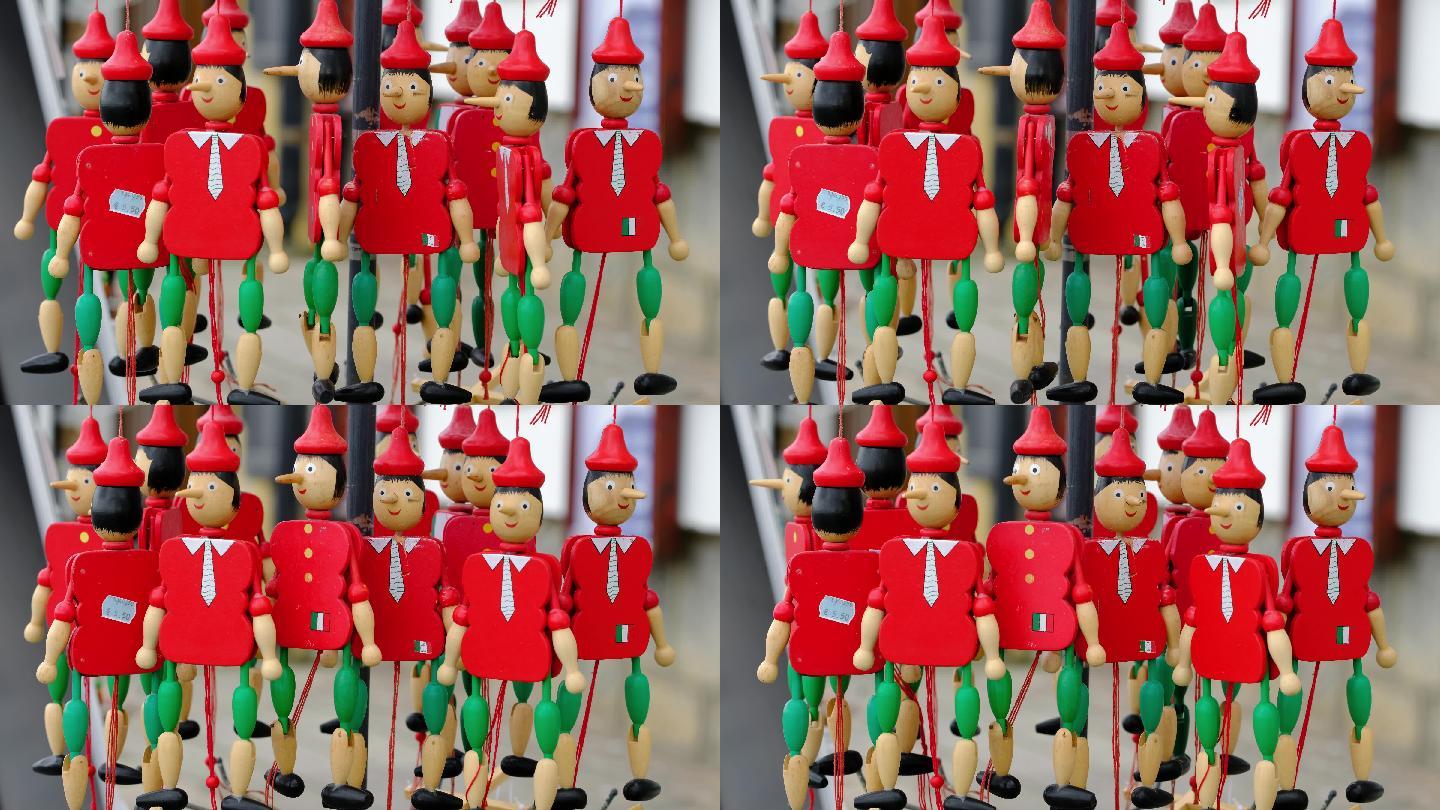 皮诺奇木偶在纪念品商店出售