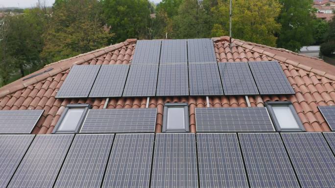 安装在屋顶的太阳能电池板