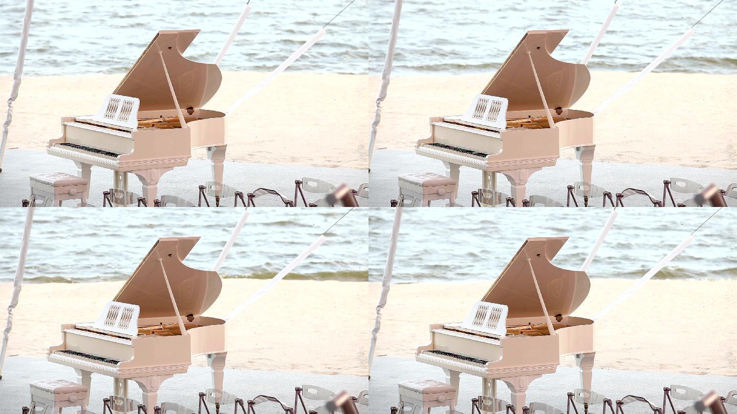 白色大钢琴矗立在沙滩上