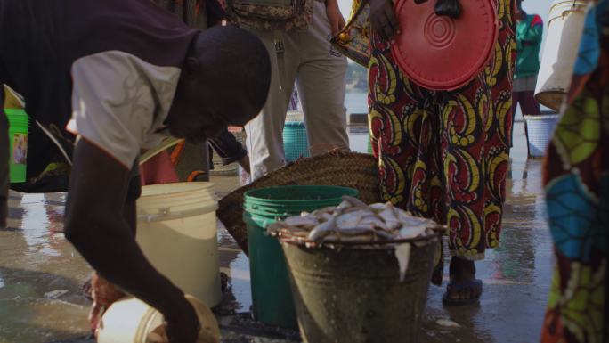 非洲海鲜市场上买鱼的顾客