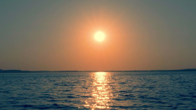 美丽浪漫的日落在海面上