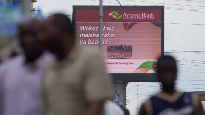 非洲坦桑尼亚街景人群 广告牌