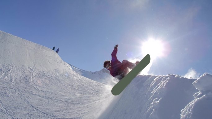 在雪地里，年轻的职业滑雪运动员在滑雪