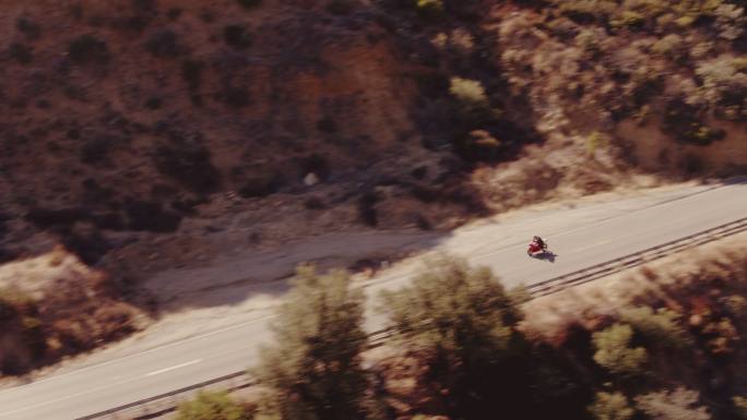 摩托车手在弯曲的道路上骑摩托车