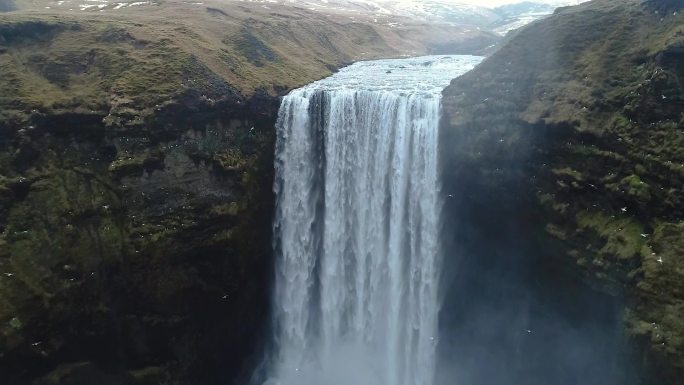无人机在冰岛著名的斯科加瀑布上空飞行。