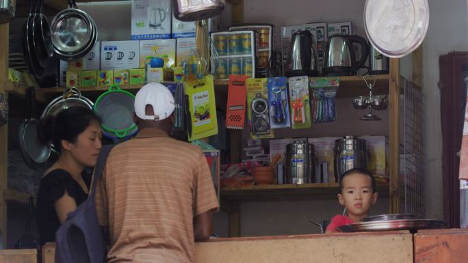 非洲街边中国人开的杂货店