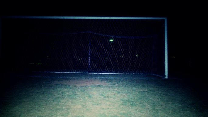 晚上的足球网夜晚打球学校操场傍晚踢球