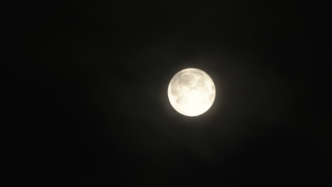 阴森夜的满月明月当空一轮圆月夜空朦胧