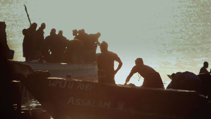 非洲渔民把捕捞的海鲜卸下渔船