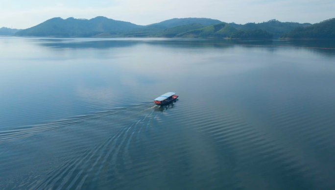 湖心小船驶出画面绿水青山