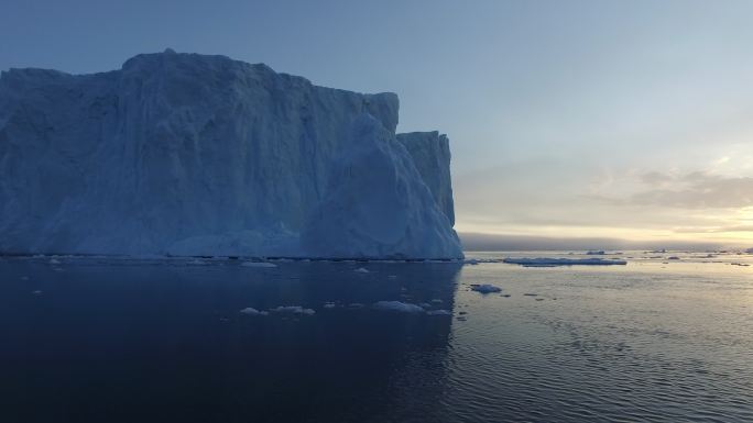 格陵兰岛伊卢利萨特冰峡湾北冰洋上的日落