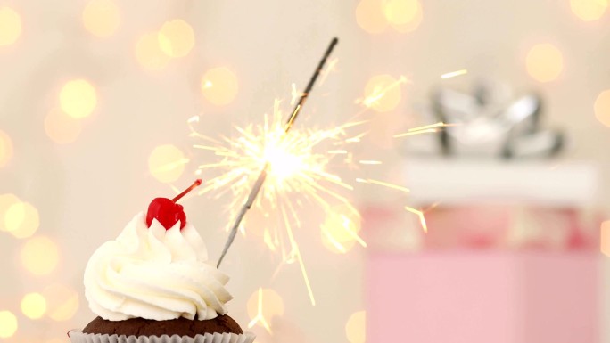 带火花的纸杯蛋糕仙女棒蛋糕甜筒生日祝福
