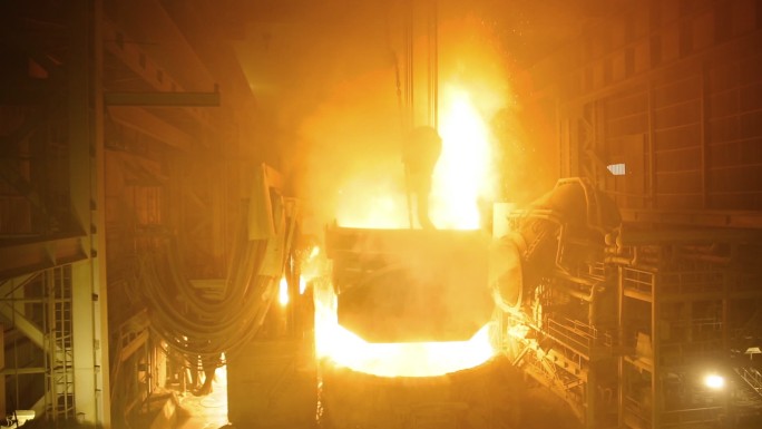 炼钢厂的金属熔炼炉。