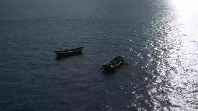 4K航拍剪影小渔船海面漂浮