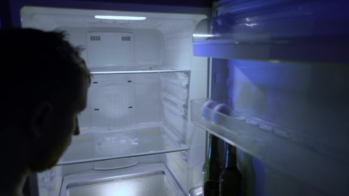在冰箱里找食物的人。