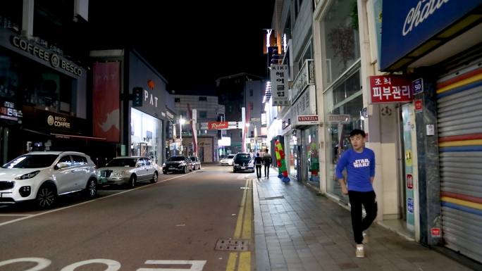 男人走路、跑步、思考、韩国街头