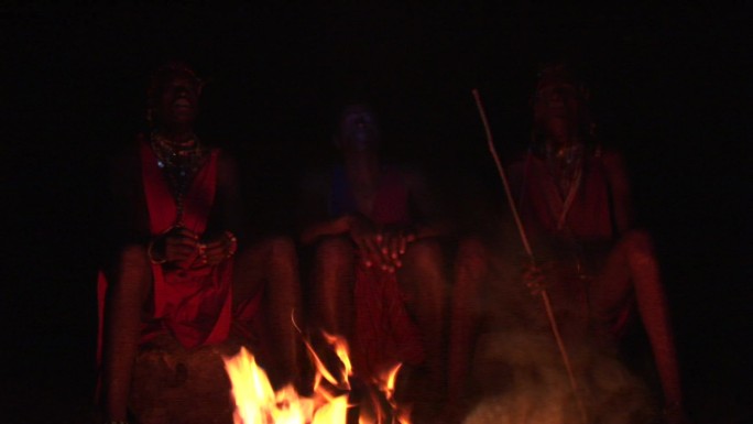 马赛族勇士在夜间表演传统舞蹈