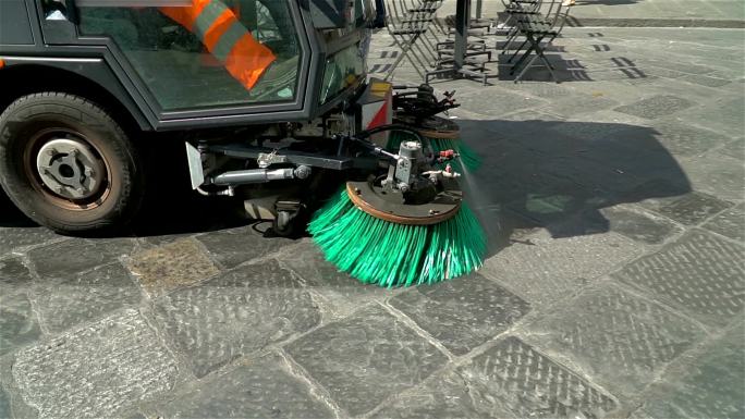 街道清洁工清理位于旅游城市中心的石头历史街区。