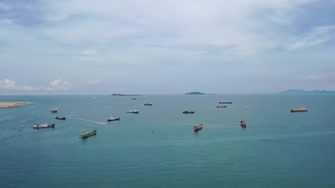 4K航拍2022年三亚港口货轮一带一路