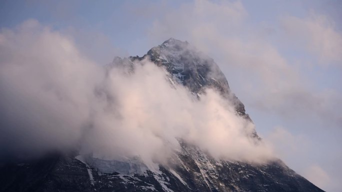 延时拍摄的山峰雪山云雾缭绕雪山顶珠穆朗玛