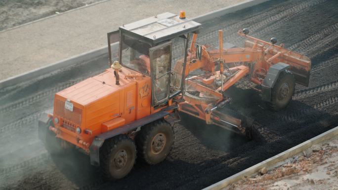 道路工程采用沥青摊铺机