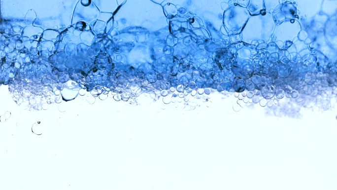 蓝色清水中的氧气气泡，特写