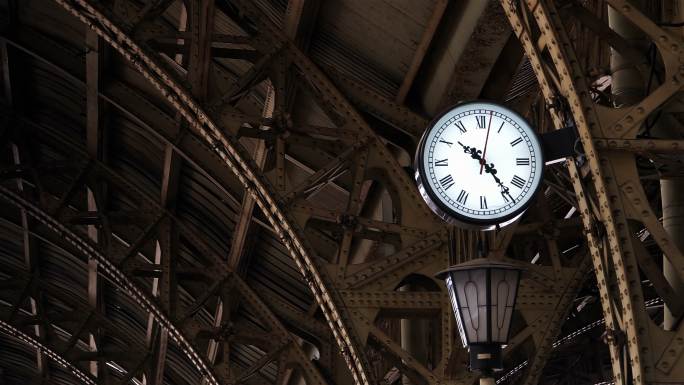 时钟就在旧火车站的金属结构中间