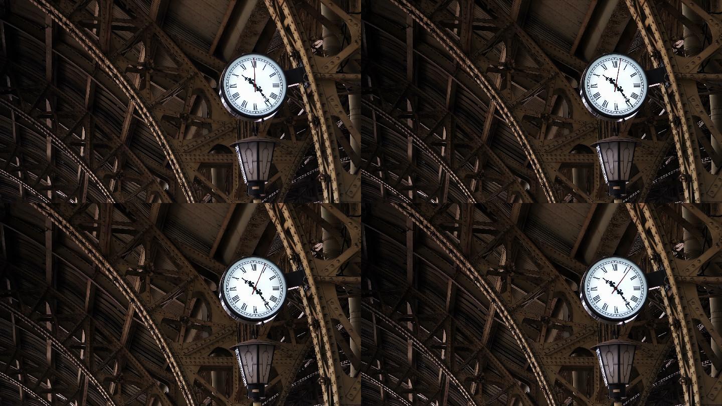 时钟就在旧火车站的金属结构中间