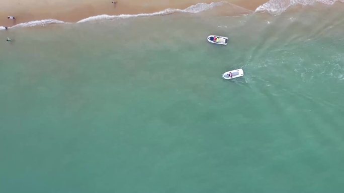 4K航拍海边海滩沙滩三亚椰梦长廊摩托艇
